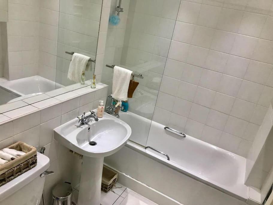 דירות לונדון Stunning 2 Bed/2Bath Flat In Heart Of Kensington מראה חיצוני תמונה