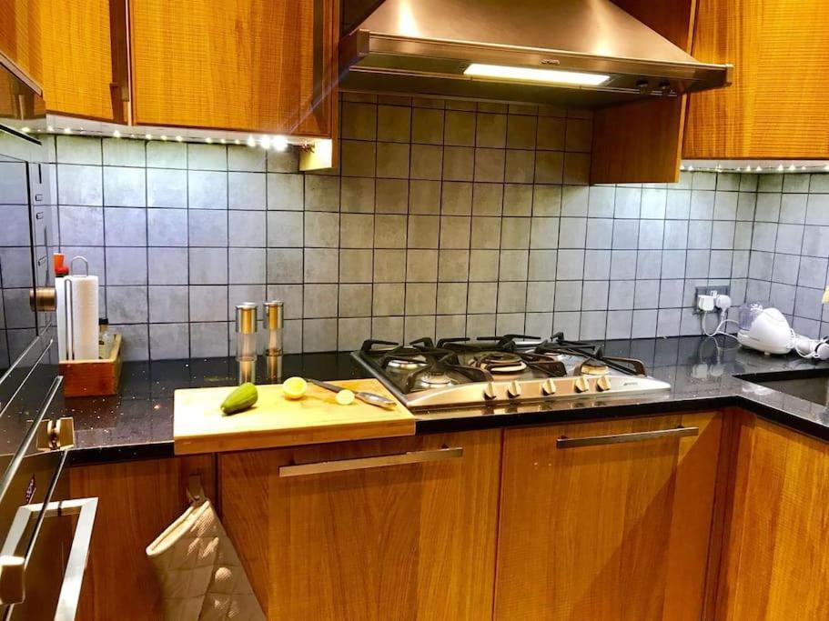 דירות לונדון Stunning 2 Bed/2Bath Flat In Heart Of Kensington מראה חיצוני תמונה