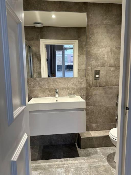 דירות לונדון Stunning 2 Bed/2Bath Flat In Heart Of Kensington מראה חיצוני תמונה