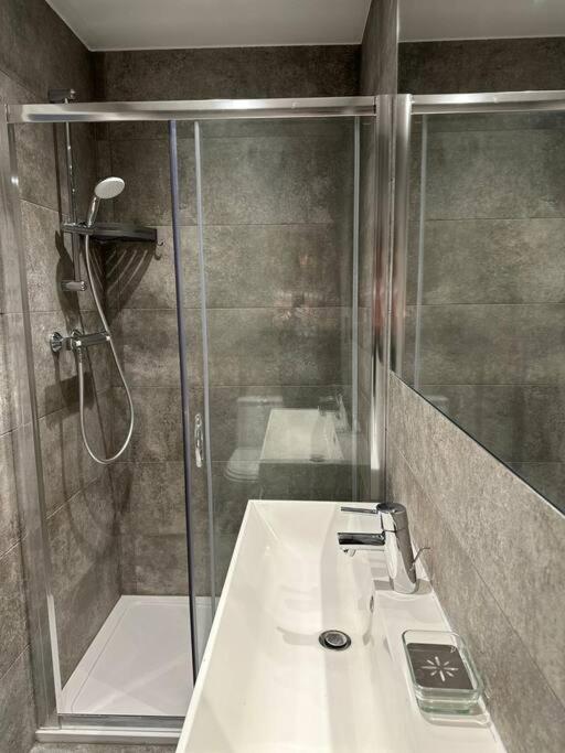 דירות לונדון Stunning 2 Bed/2Bath Flat In Heart Of Kensington מראה חיצוני תמונה